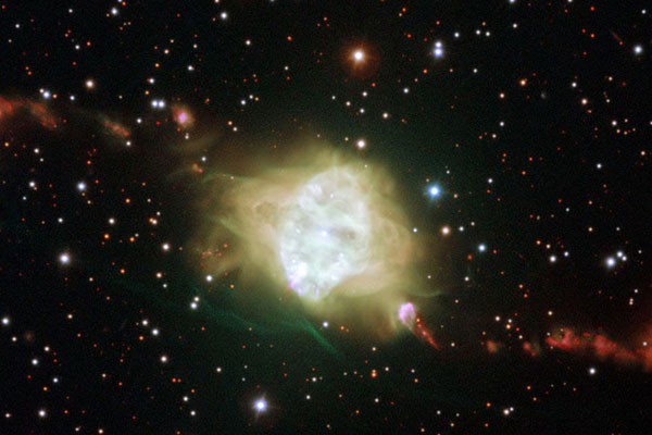 甚大望远镜观测到的“弗莱明1号”行星状星云，最新研究显示双子星是该行星状星云奇特气体喷射流的“宇宙发电站”