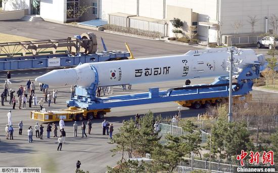 当地时间10月24日上午，工作人员将韩国首枚运载火箭“罗老”号用移送装置从发射体综合组装中心移至发射场地。（资料图）  