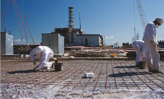 地面控制：工人们正在修建世界上最大的可移动结构的地基。建成后，这个被称为”穹顶“的结构将会向东移动约300米，覆盖在切尔诺贝利核电站4号机组残骸的上方。