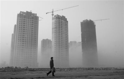 1月13日，江苏连云港市民在雾霾中出行。