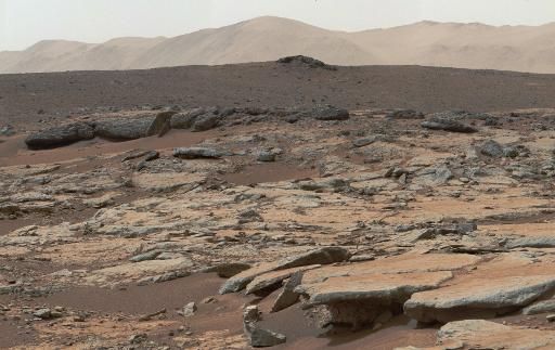 这张照片是由美国宇航局好奇号火星车搭载的全景相机于2013年12月9日拍摄的，可以看到盖尔陨坑内Glenelg地区的大片沉积岩层