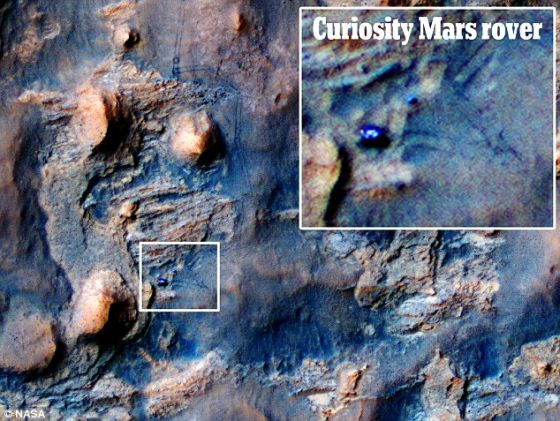 这张美国宇航局图片显示的是正在火星表面穿行的美国宇航局的“好奇”号，该图是由火星勘测轨道飞行器拍摄的