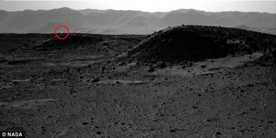 “好奇”号火星车拍摄的这张照片显示，在较远处可以看到一个起源不明的光点