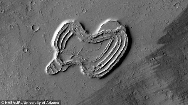美国宇航局最新观测到火星表面神秘心形陨坑