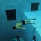 法国潜水员挑战世界最深泳池裸潜33米